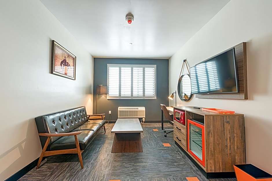 Hotel Lexen Newhall & Santa Clarita - Near Six Flags Magic Mountain