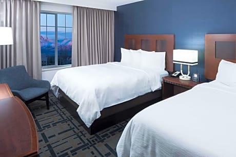 Premium Queen Suite with Mountain View