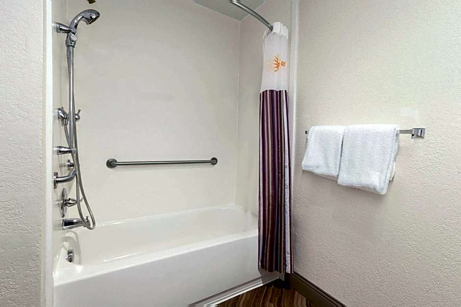 La Quinta Inn & Suites by Wyndham Detroit Utica