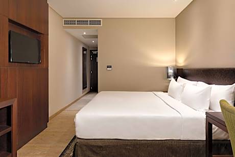 Guest room, 2 Twin/Single Bed(s), Pool view