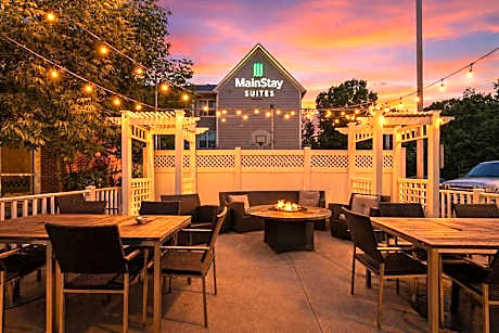 MainStay Suites Appleton Airport - Fox River Mall Area