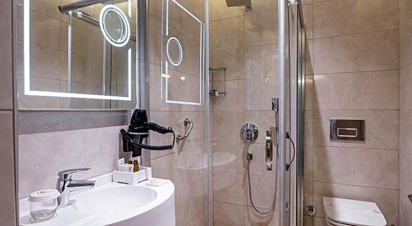 PERALUNA PREMIUM HOTEL