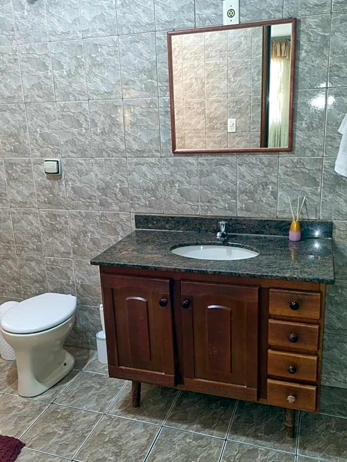 Casa com dois quartos,dois banheiros,sendo uma suíte,sala de estar cozinha e garagem