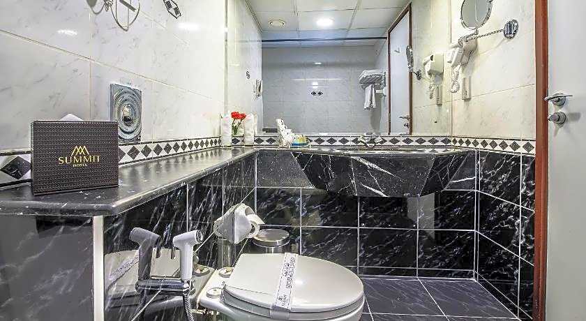 Landmark Summit Hotel