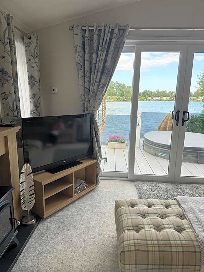 Lakeside Dorchester Lodge - Hot Tub with Fishing Peg