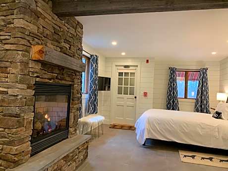 Deluxe Queen Suite