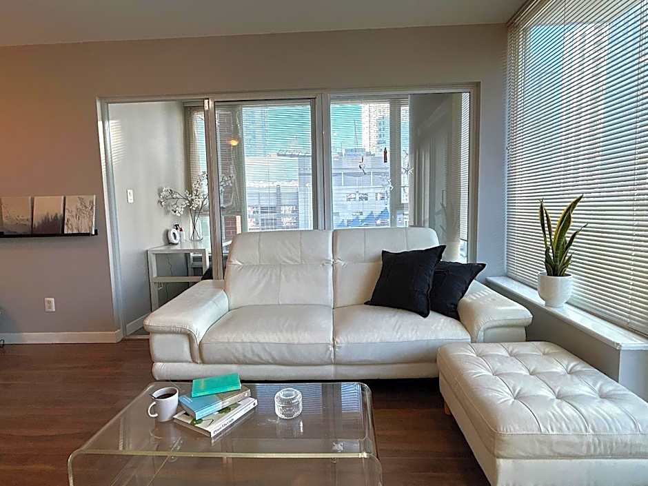 Modern spacious Apt plus Solarium and Den in Downtown Vancouver with Parking and Pool