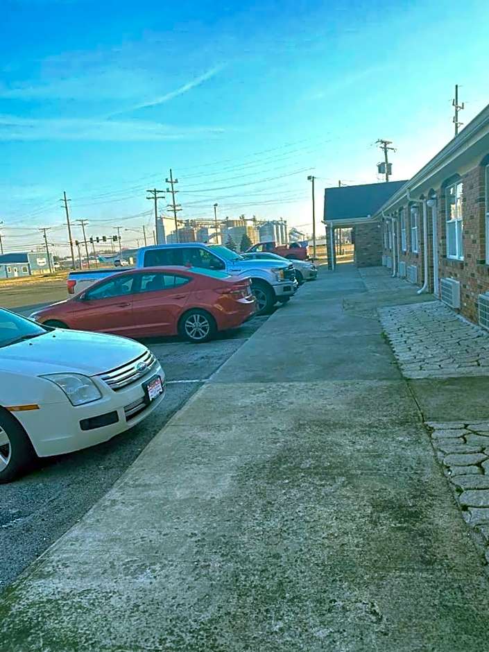 Country Club Inn & Suites