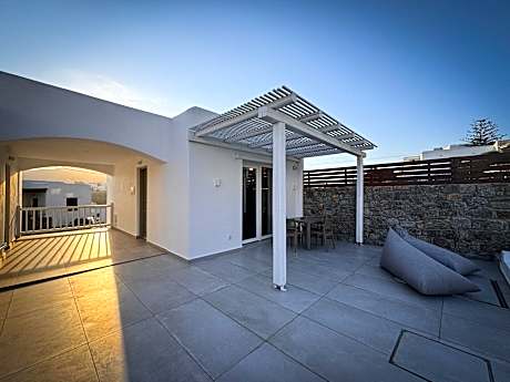 Queen Suite with Pool View No.6