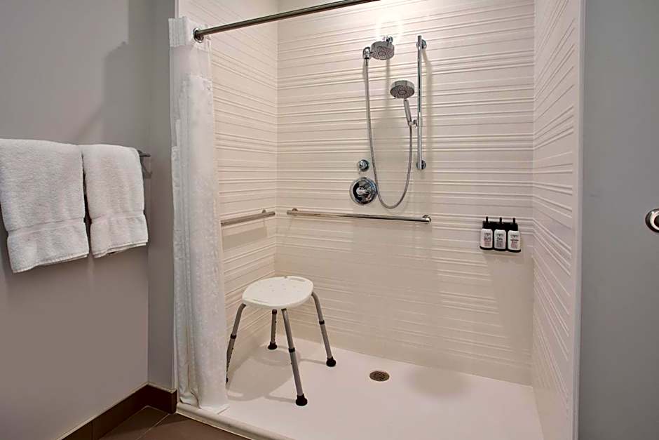 avid hotels - Detroit - Warren By IHG