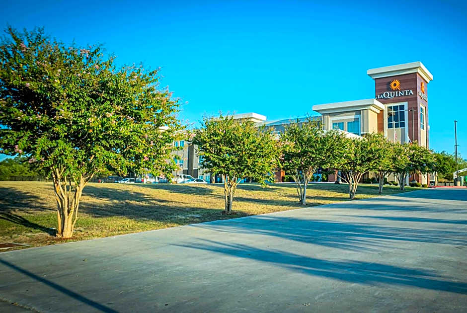 La Quinta Inn & Suites by Wyndham Karnes City