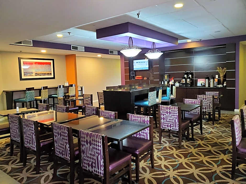 La Quinta Inn & Suites by Wyndham Memphis Airport Graceland