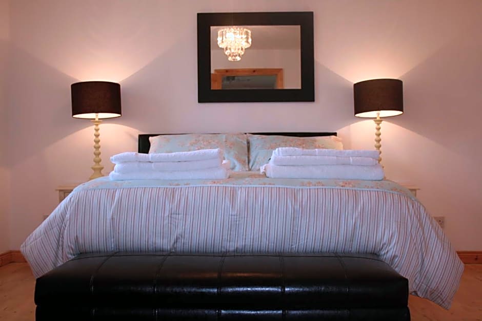 Drumcoura Lake Resort, Pet Friendly, Wifi, SKY TV, 4 Bedrooms, 2 reception rooms