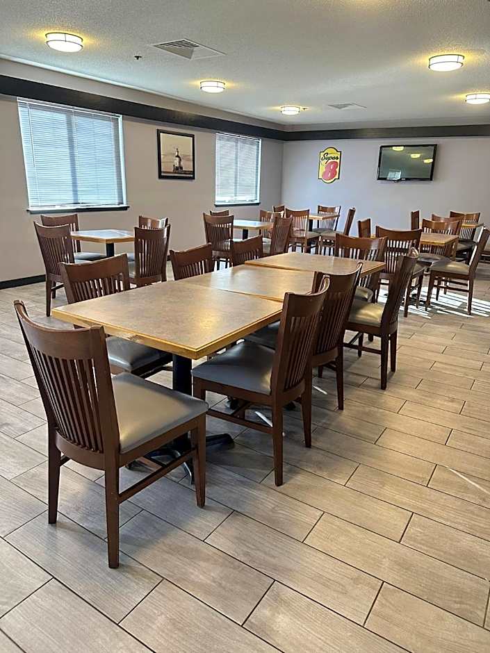 Super 8 by Wyndham Milwaukee Airport
