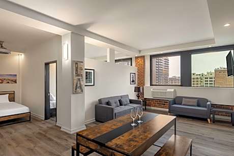 2 King Beds 1 Twin Bed 2-Bedroom Skyline Penthouse Suite Non-Smoking