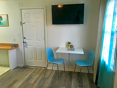 Deluxe Queen Room with Kitchenette