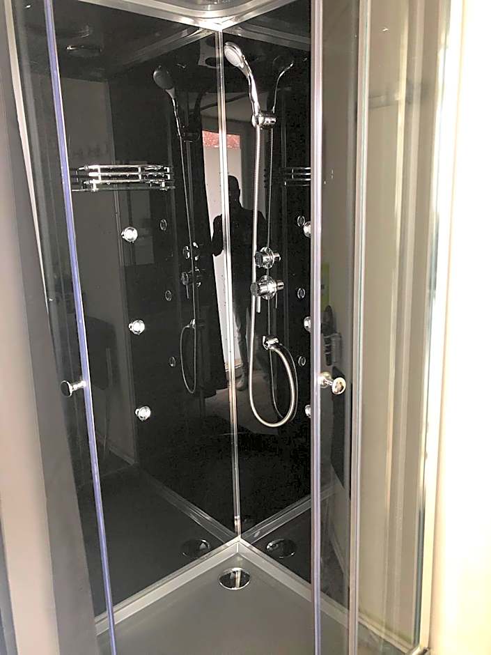 Capstay famars & Netflix