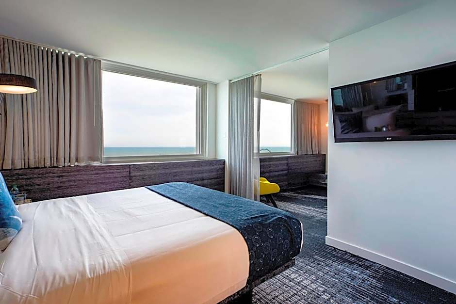 Foto 1 di 5 di 1 Bedroom 1 King Bed Suite, Hearing/Mobility Accessible, Roll in Shower, Lake View