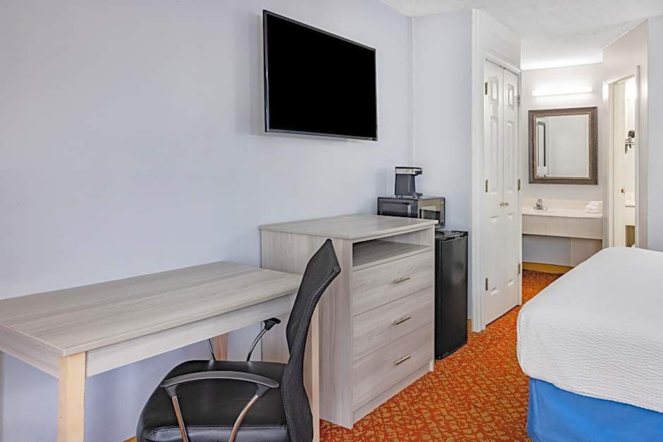 Days Inn & Suites by Wyndham Williamsburg Colonial
