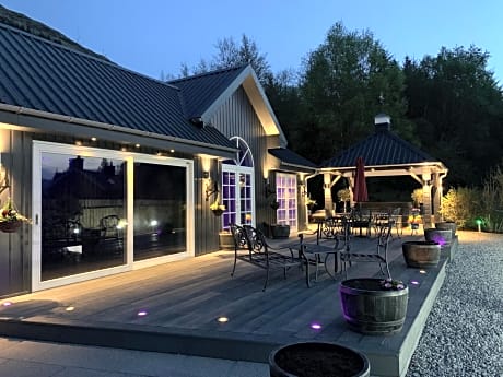 Little Fox Lodge Hideaway Glencoe - 5 Star with Hot Tub overlooking Loch Linnhe