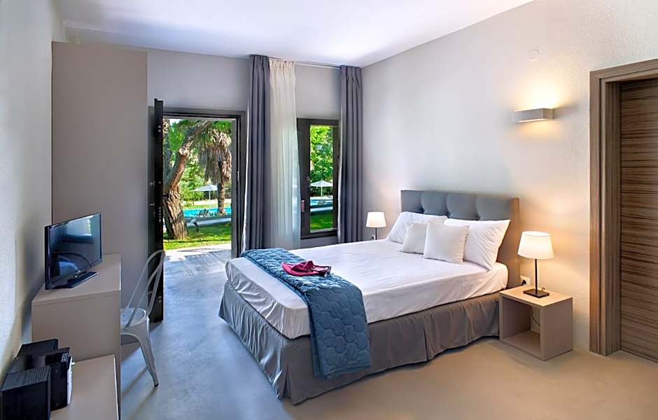 Sani More & Sani Woods