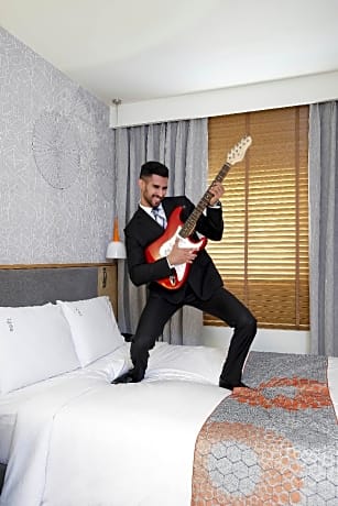 1 Queen Bed Standard with free laundromat