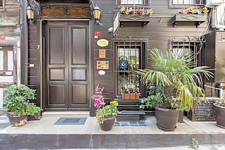Hotel Naz Wooden House Inn