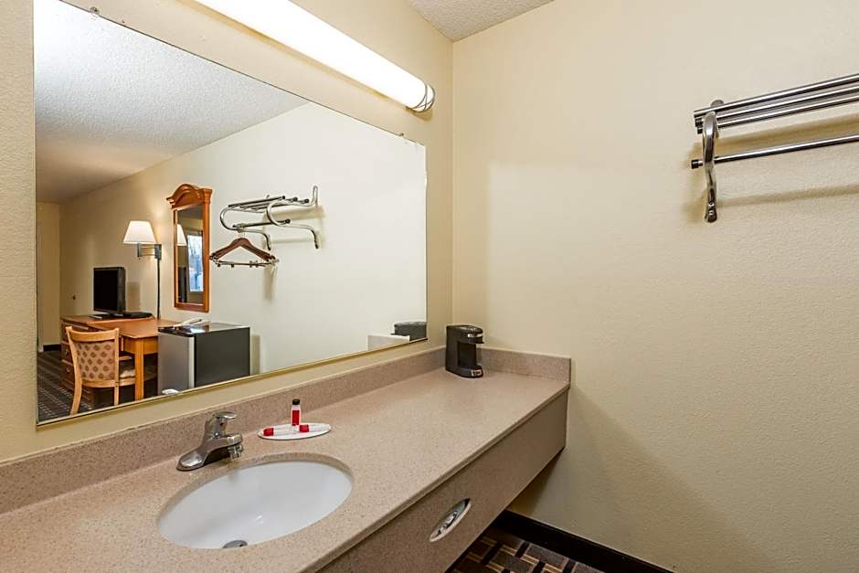 Super 8 by Wyndham Indianapolis-Southport Rd