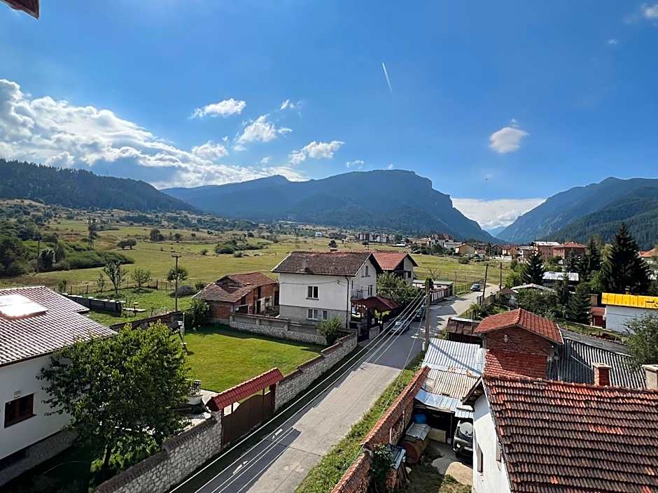 Alpine Nest: 6km to ski slopes