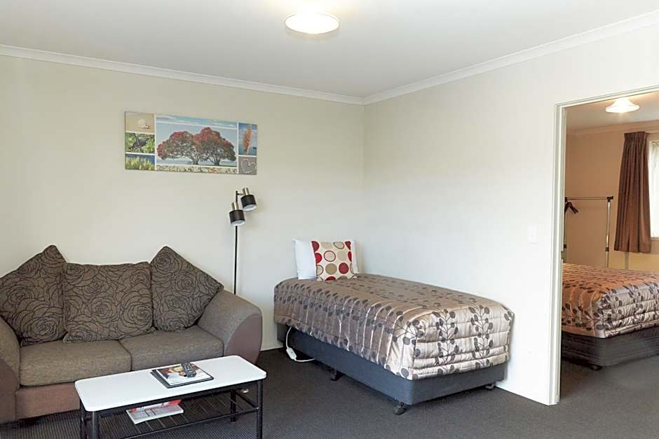 Admiral Court Motel & Apartments