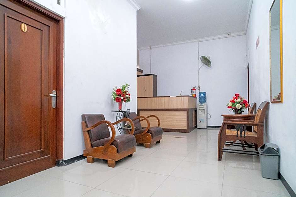 RedDoorz near Matahari Singosaren Solo