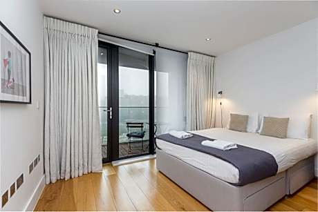 Deluxe One-Bedroom Apartment with Balcony