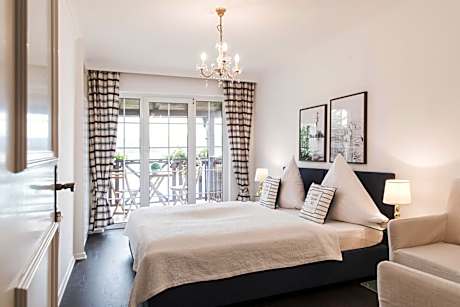 Family Room with Balcony and Lake View