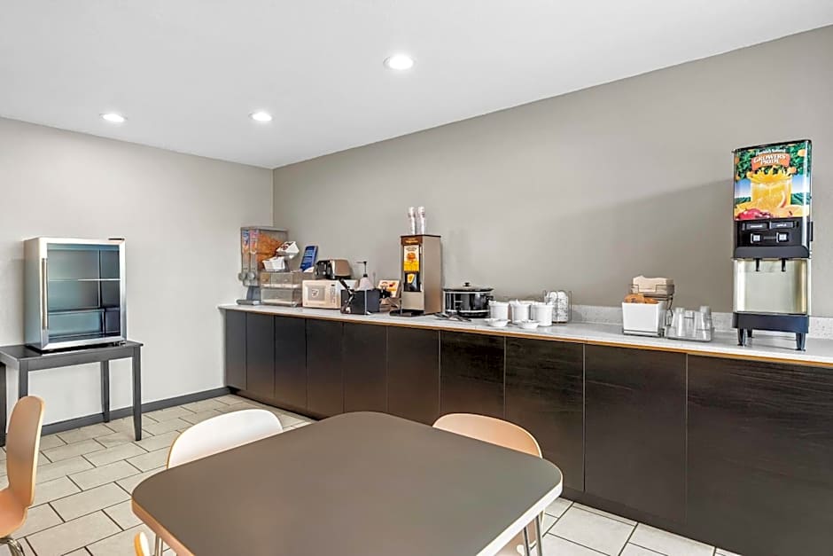 Super 8 by Wyndham Farmington