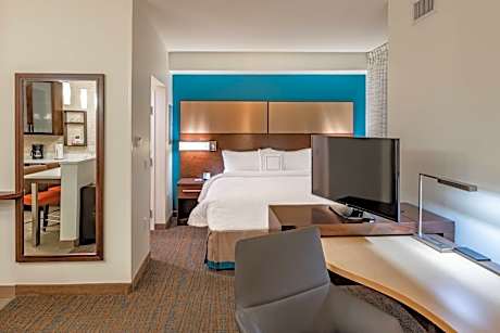 King Studio with Kitchen and Sofa Bed - Hearing Accessible