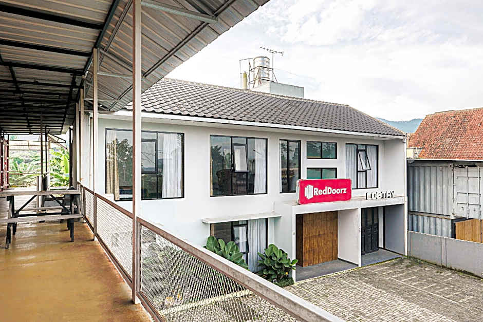 RedDoorz Plus near Lembang Park & Zoo