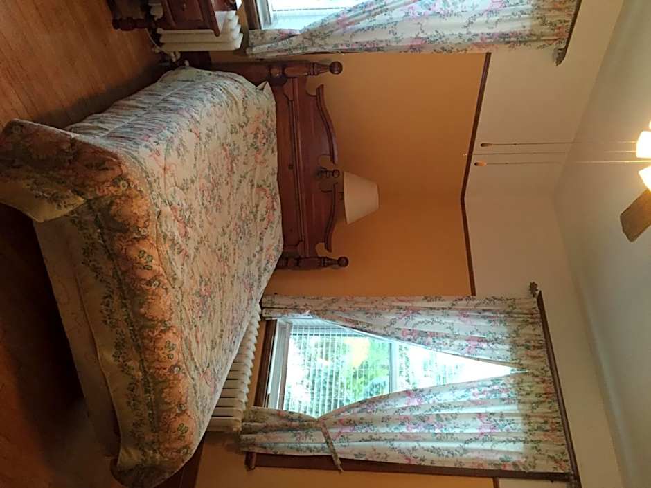 Le Petit Château Montebello B&B