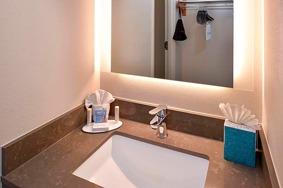 Fairfield Inn & Suites by Marriott Arlington Near Six Flags