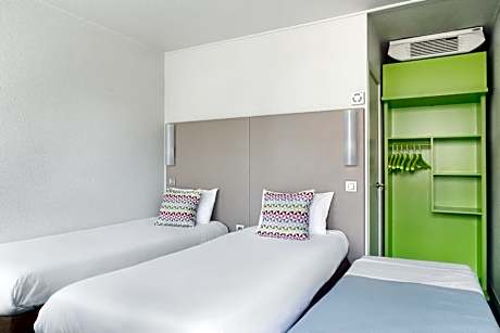 Twin room + child bed