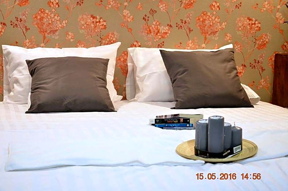 Goodfellas Thong lo Hostel #NO CHECK IN AFTER 5 PM-CHECK IN TIME NEEDED#