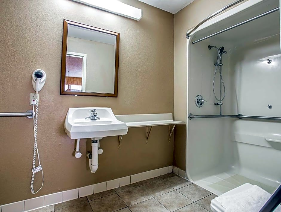 Quality Inn & Suites Ft. Jackson Maingate