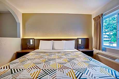 1 King Bed | Suite, Non-Smoking