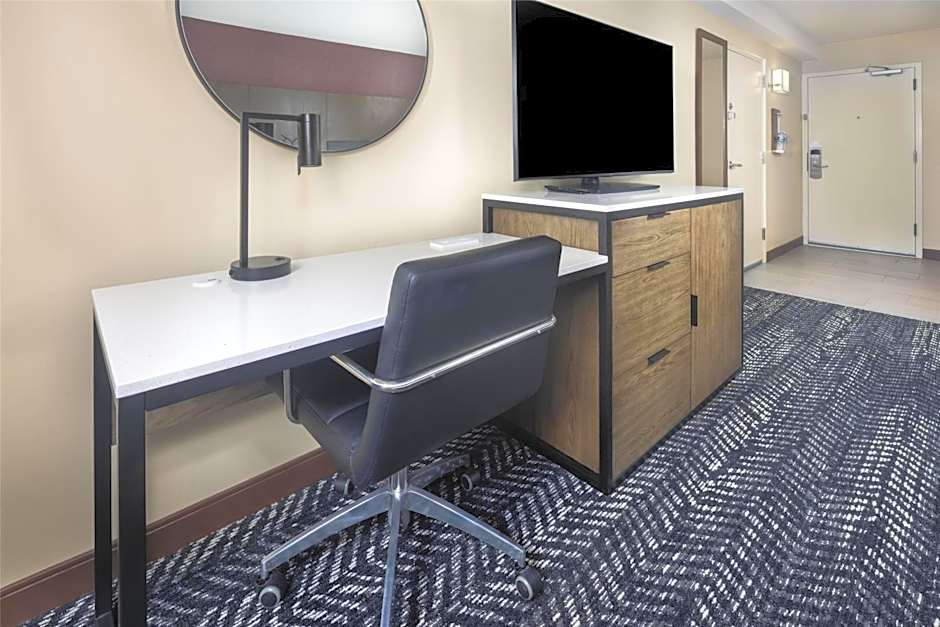 DoubleTree by Hilton Manhattan, KS