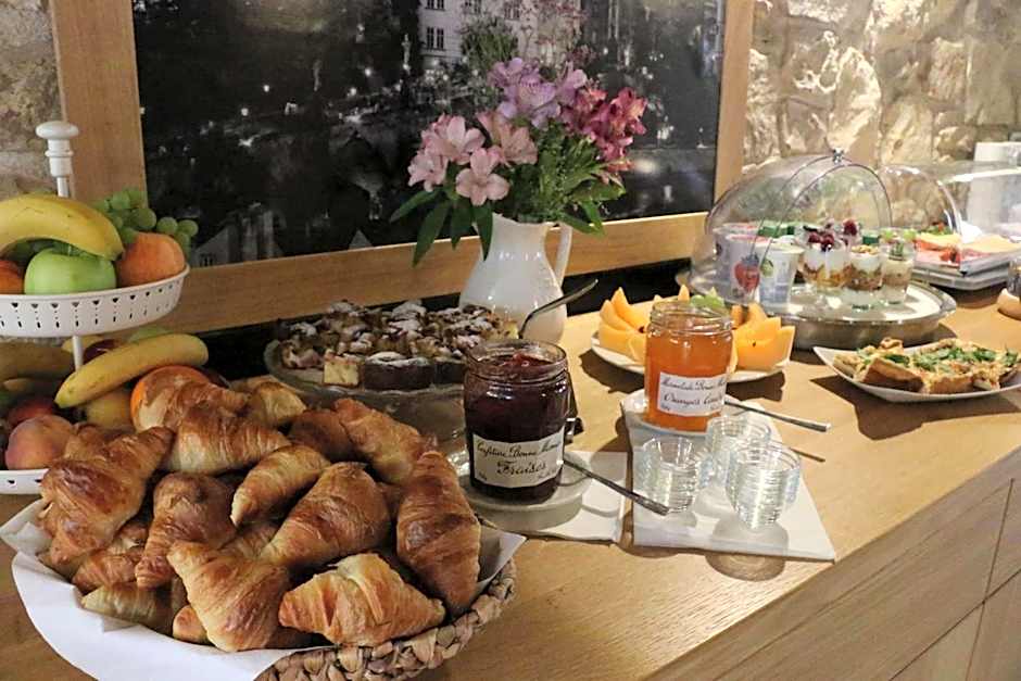 Hotel At the Green Grape