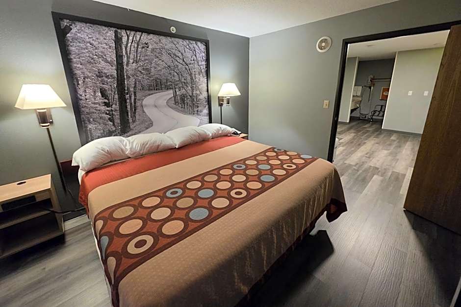 Super 8 by Wyndham Cloverdale IN