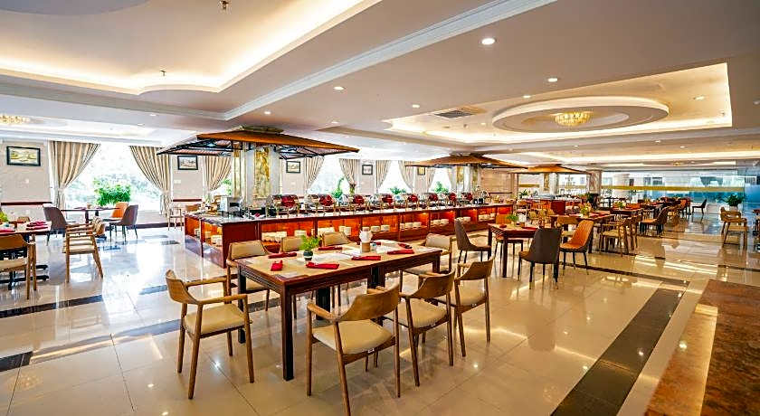 Van Phat Riverside Hotel