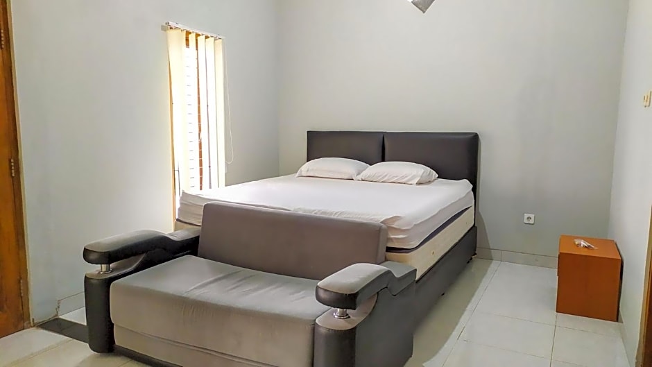 Omah Leren Mitra RedDoorz near Gembiraloka Zoo Yogyakarta