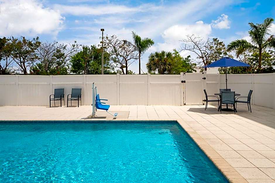 Holiday Inn Express & Suites Boynton Beach West By IHG