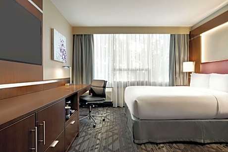 Queen Room with Roll-In Shower - Mobility and Hearing Access