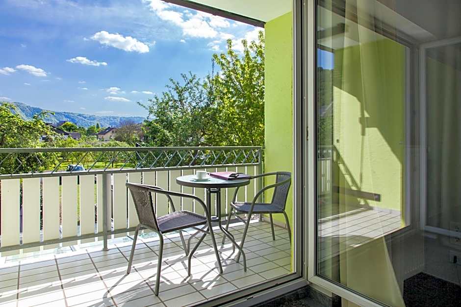 Moselhotel Weinhaus Simon `Sauna`Restaurant`ELadesäule